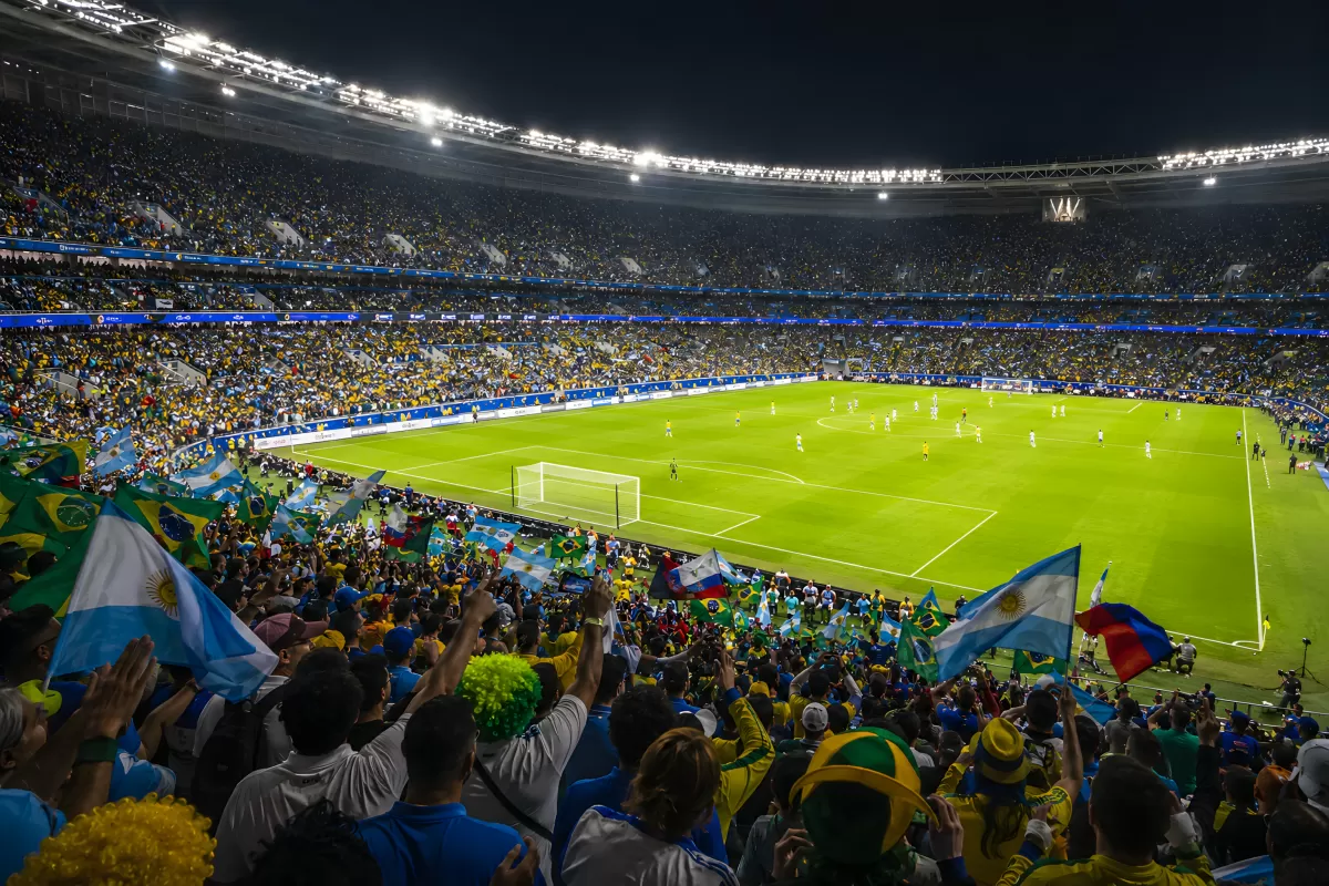 Fußballstadion mit Argentinien- und Brasilien-Fans bei Nacht