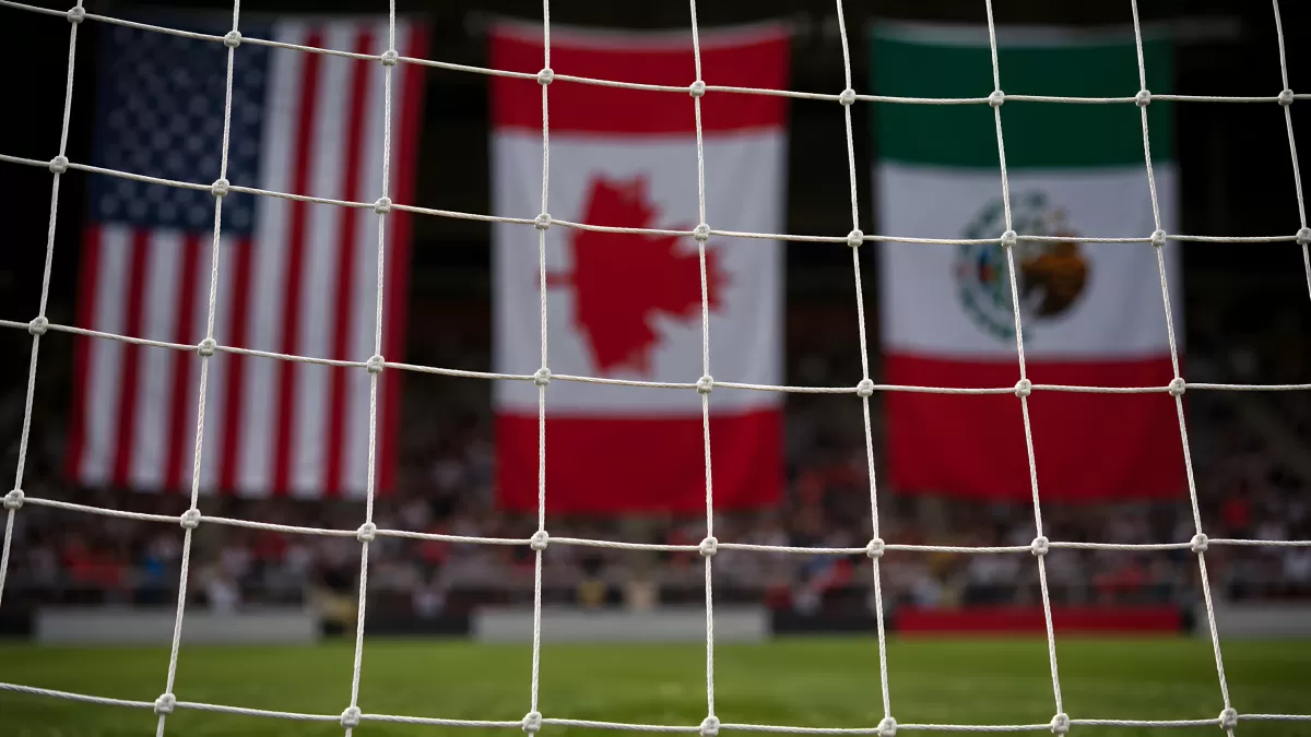 Fußballtor-Netz mit Flaggen der WM-Gastgeber 2026