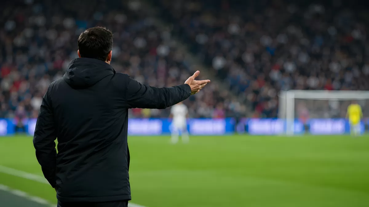 Fußballtrainer gibt Anweisungen am Spielfeldrand