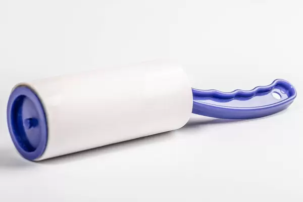 Fusselbürste gegen Tierhaare vor weißem Hintergrund