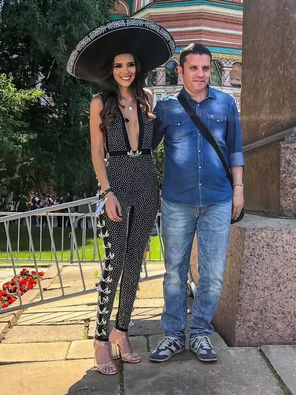 Fußball-Fan lässt sich mit attraktiver Mexikanerin fotografieren