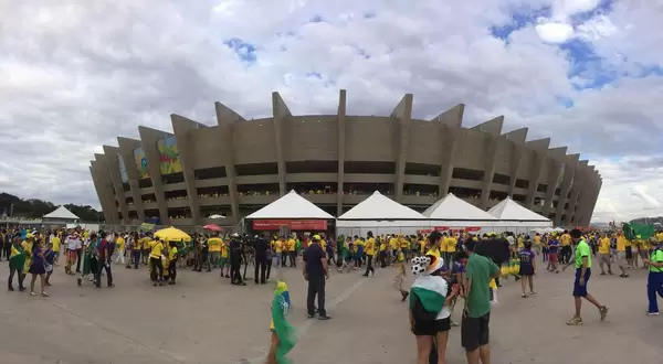 Fußball-Fans vor dem Maracanã-Stadion - Fußball-WM 2014, Brasilien