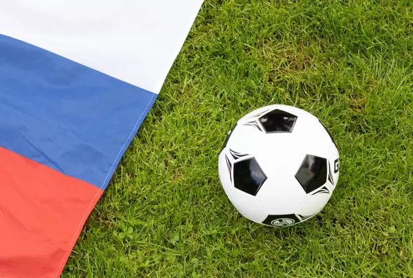 Fußball und russische Flagge auf dem Rasen