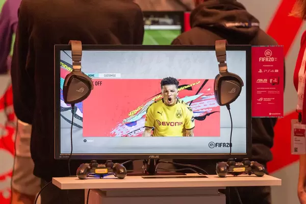 Fußball-Videospiel FIFA20 auf auf der PS4 mit Asus-Bildschirm, auf der Spielemesse Gamescom