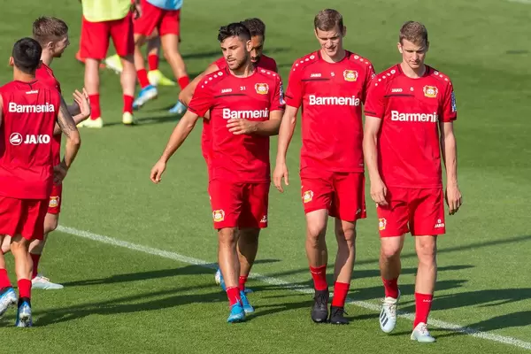 Fußballbrüder / Zwillingsbrüder Lars Bender und Sven Bender beim Fußballtraining mit Mannschaftskollege Kevin Volland