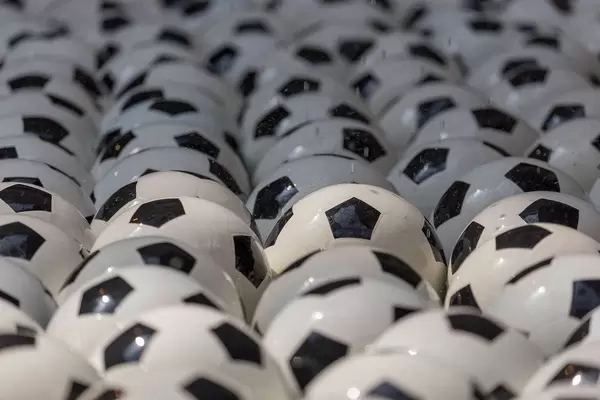 Fußbälle in einer Fontäne im GUM Einkaufszentrum