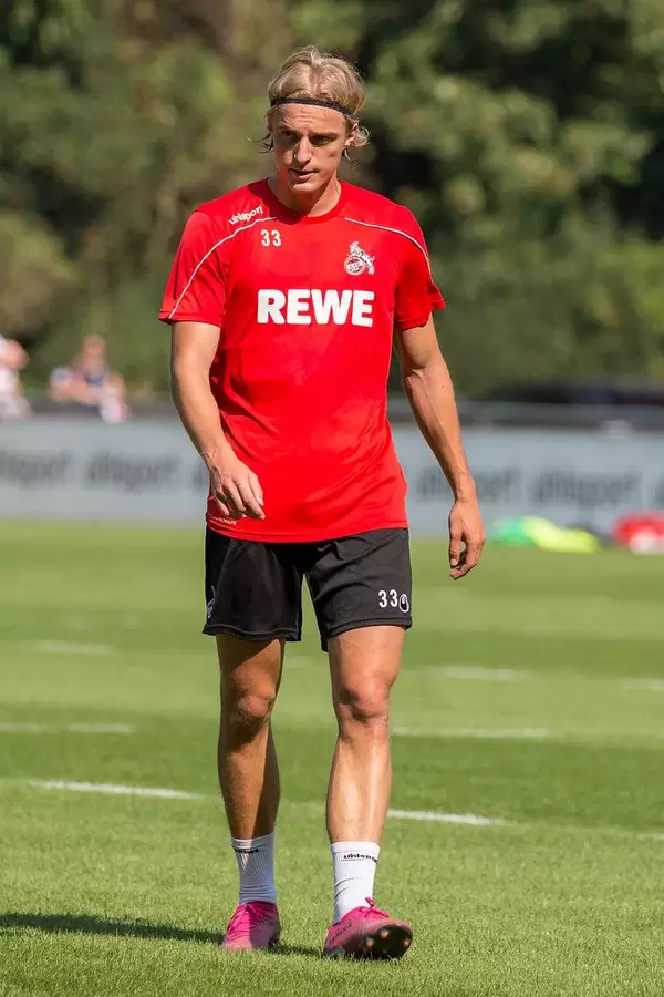 Fußballer Sebastiaan Bornauw  im Mannschaftstrikot beim Fußballtraining