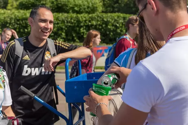 Fußballfan schenkt Bier ein