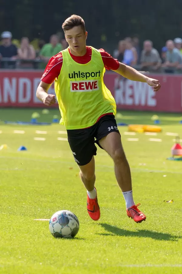 Fußballfans beobachten Abwehrspieler und linken Verteidiger Noah Katterbach beim Fußballtraining am Ball