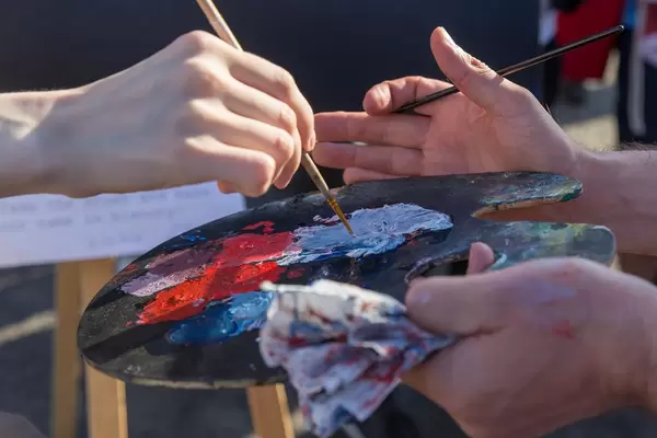 Fußballfans mit Pinseln und Farben