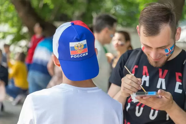 Fußballfans schminken ihre Gesichter