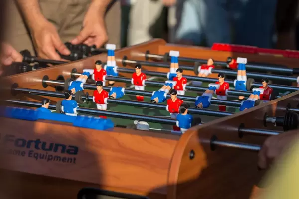 Fußballfans spielen Tischfußball