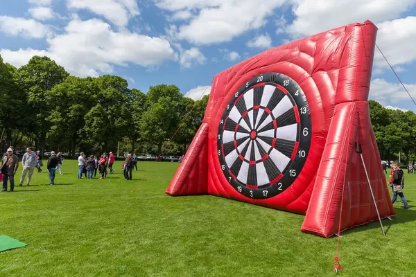 Fußballfest auf den RheinEnergie Stadion - Vorwiesen, mit Attraktionen für Fußballfans, wie einer gigantischen Fußball-Zielscheibe für Klettbälle