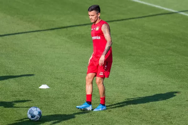 Fußballspieler Charles Aránguiz mit Tätowierungen am Arm, beim Fußballtraining