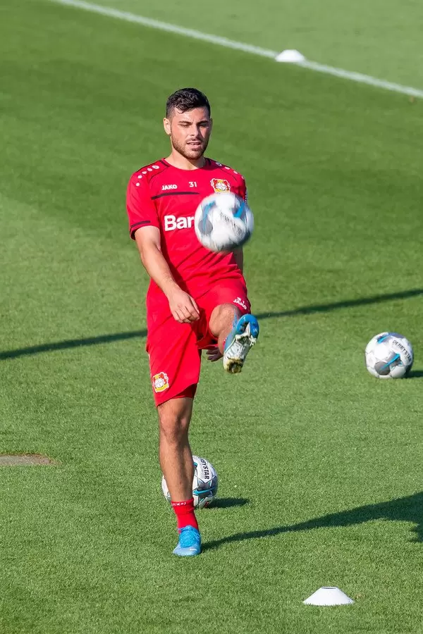 Fußballspieler Kevin Volland kickt den Ball während dem Training des FC Bayer 04 Leverkusen