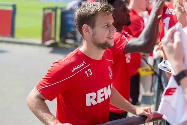 Fußballspieler Louis Schaub im FC Köln Trikot spricht nach dem Fußballtraining mit Fans am Clubhaus Geißbockheim