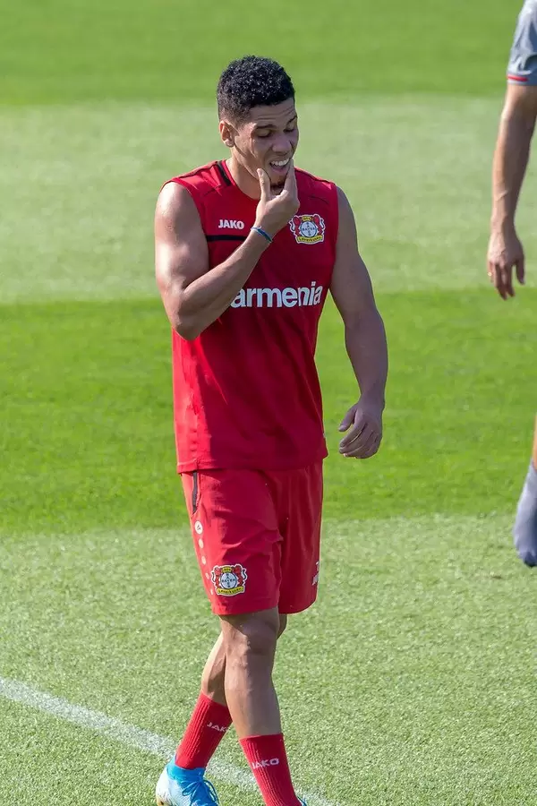 Fußballspieler Paulinho macht eine Grimasse beim Fußballtraining