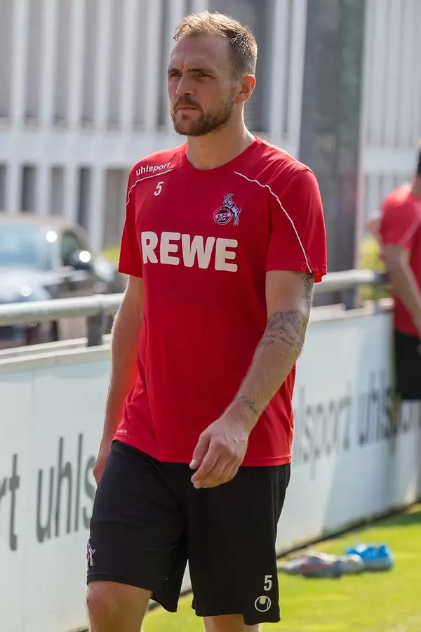 Fußballspieler Rafael Czichos läuft nach dem Mannschaftstraining am Spielfeldrand