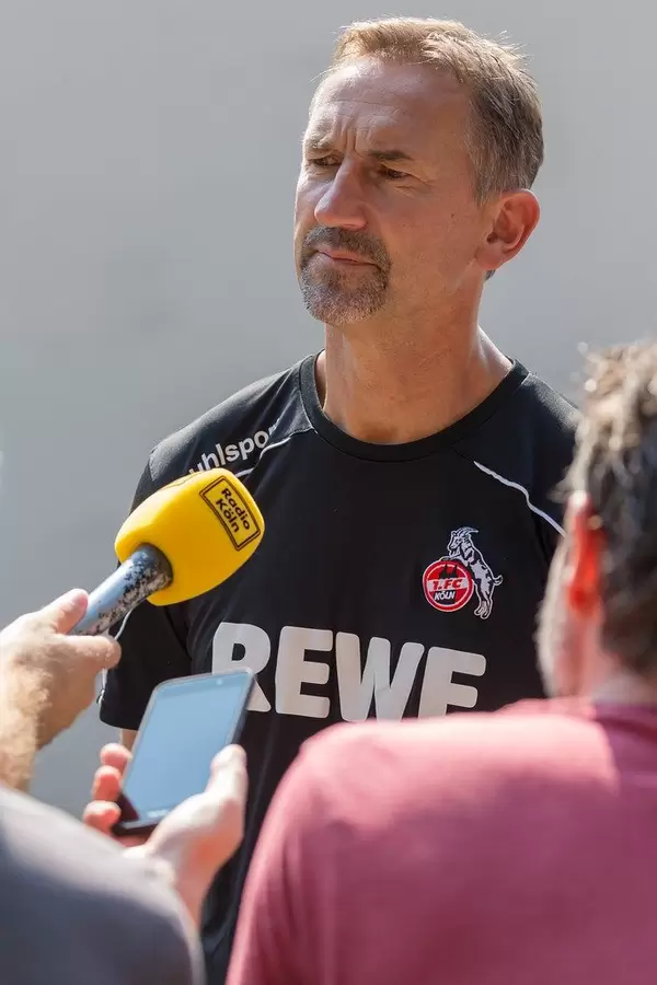 Fußballtrainer Achim Beierlorzer redet nach dem Fußballtraining in Köln mit der Presse