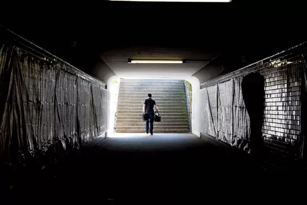 Fußgänger steigt die Treppen am Ende einer Unterführung hoch