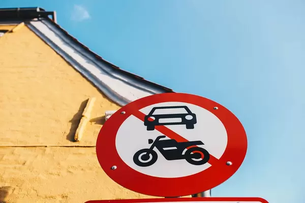 Fußgängerzone. Autos und Motorräder verboten