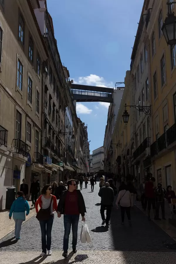Fußgängerzone und der Personenaufzug Elevador de Santa Justa im Hintergrund - Lissabon, Portugal