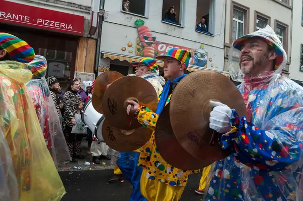 Fußgruppe mit Becken (Instrument)