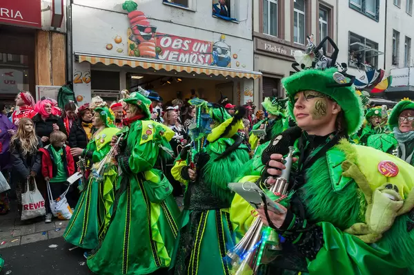 Fußgrupppe mit Froschkostümen