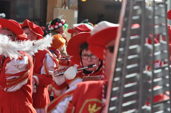 Fußtruppen mit Instrumenten am Rosenmontagszug