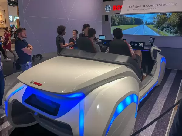 Futuristisch aussehender Fahrsimulator von Bosch