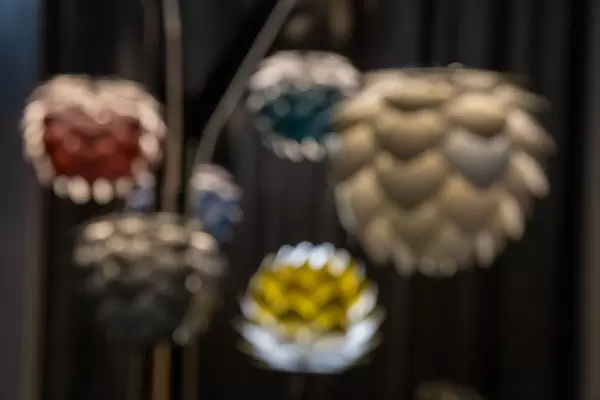 Futuristische Lampen aus Aluminium sorgen für warmes, gedämmtes Licht – Bokeh Effekt