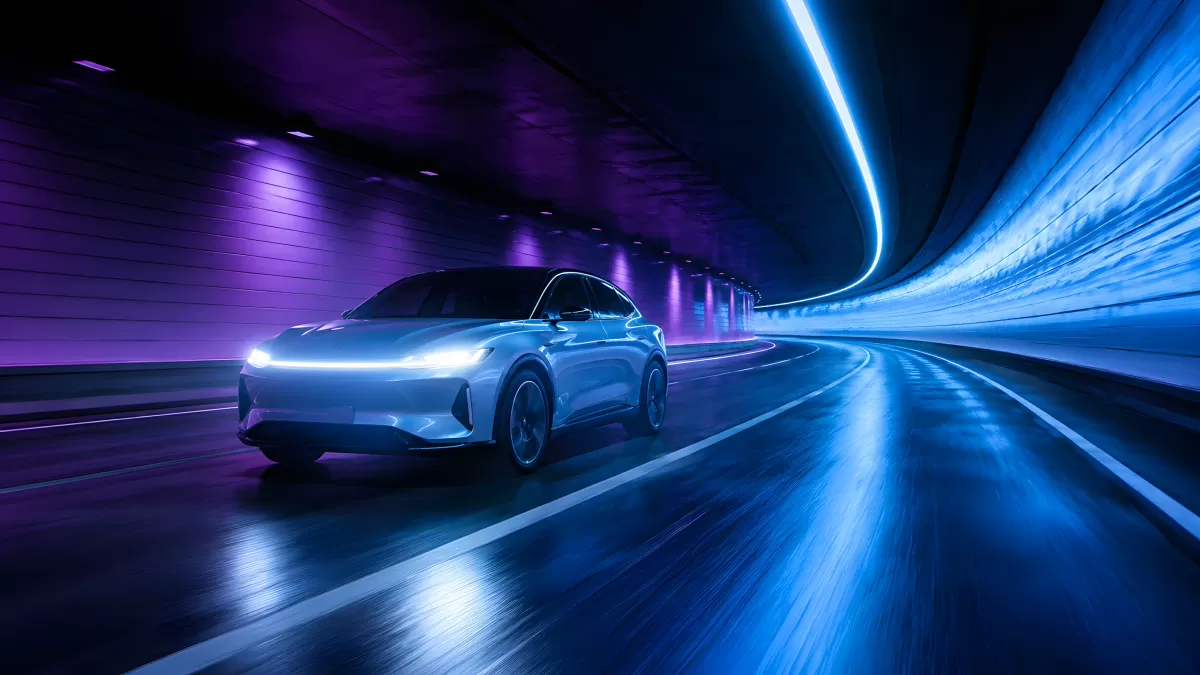 Futuristisches Elektroauto rast durch beleuchteten Tunnel