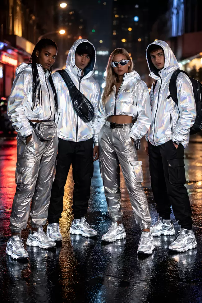Futuristisches Streetwear-Outfit in Silber und Schwarz
