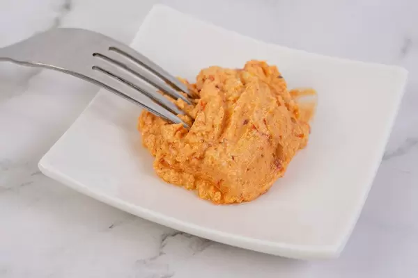 Gabel stochert im traditionellen Chilli-Urnebes-Salat und Dip