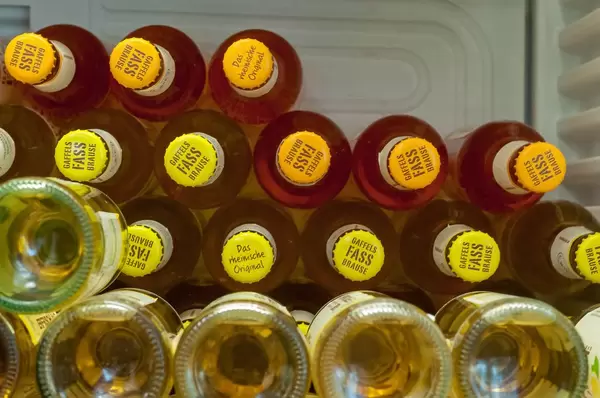 Gaffels Fassbrause in der Kühlvitrine