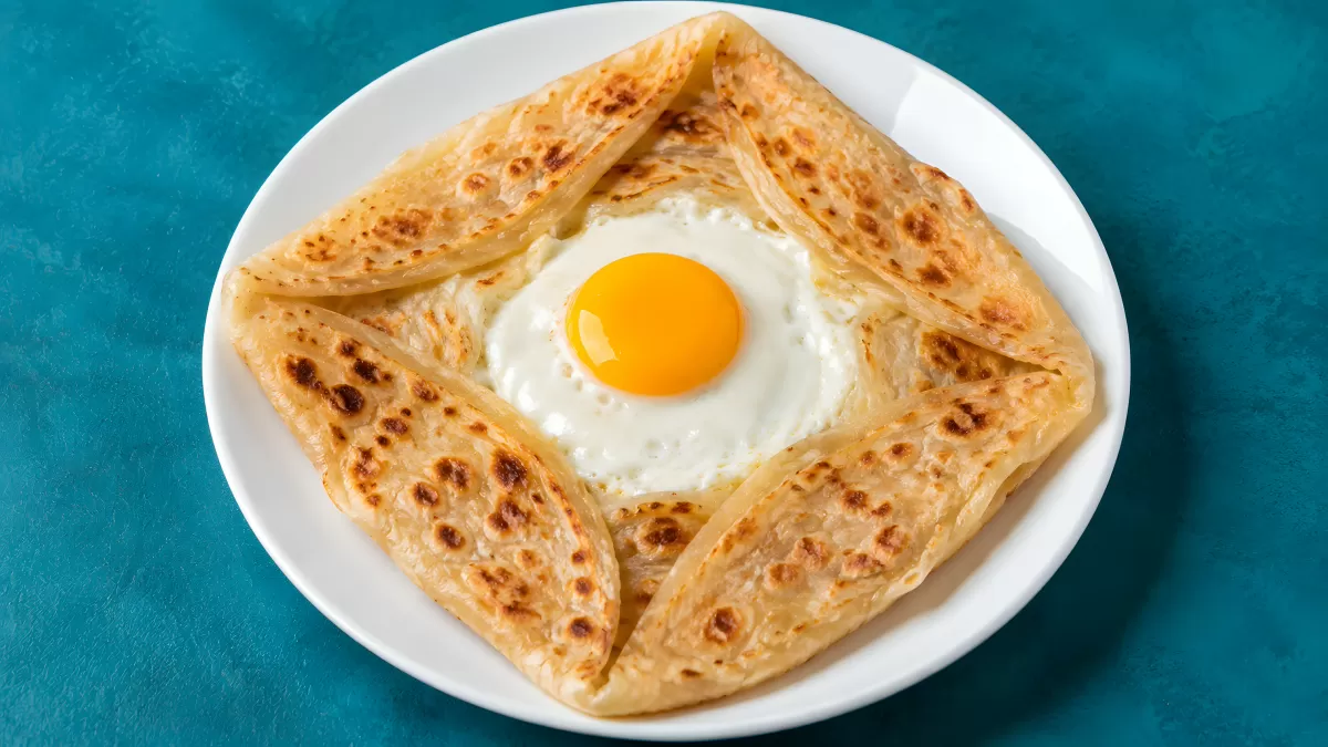 Galette Bretonne mit Spiegelei auf weißem Teller