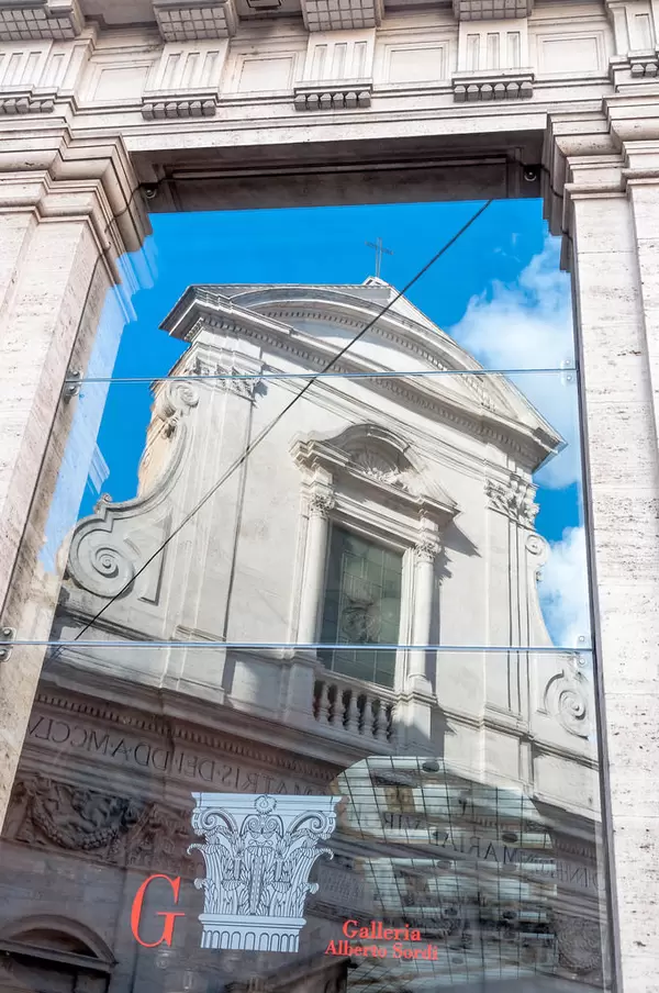 Galleria Alberto Sordi mit Spiegelung: Santa Maria in Via