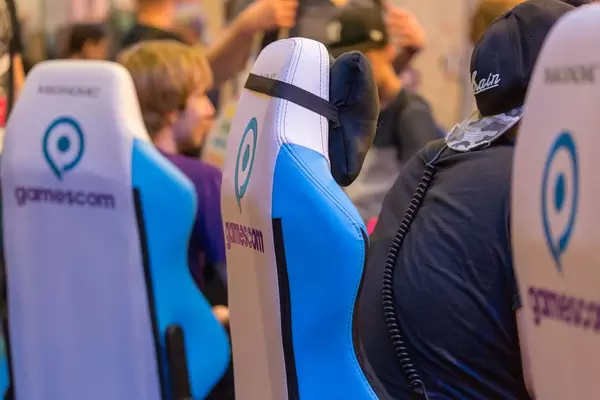 Gamer sitzen in Gamescom Gaming-Sesseln