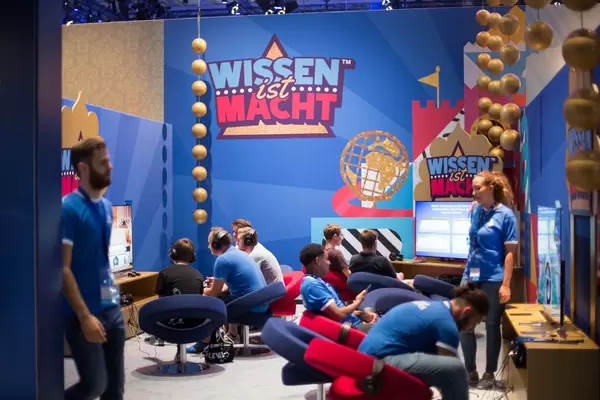 Gamer spielen Wissen ist Macht bei der Gamscom 2017