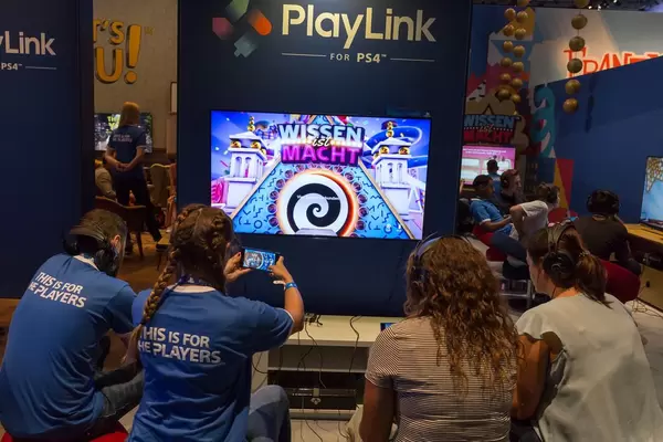 Gamer spielen Wissen ist Macht - Gamescom 2017, Köln