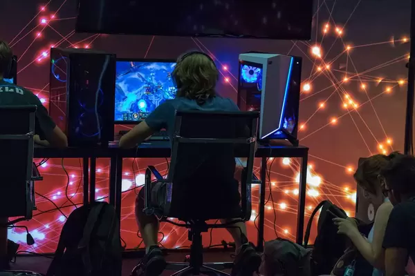 Gamer spielt ein MMORPG auf der Gamescom 2018