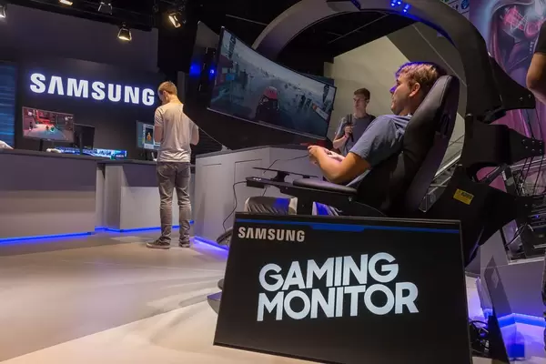 Gamer spielt ein Rennspiel auf dem Samsung CHG90 Super Ultra-Wide Monitor