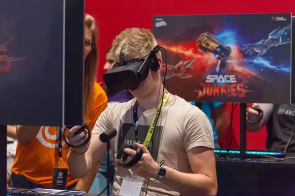 Gamer spielt Space Junkies mit VR Headset und Controller