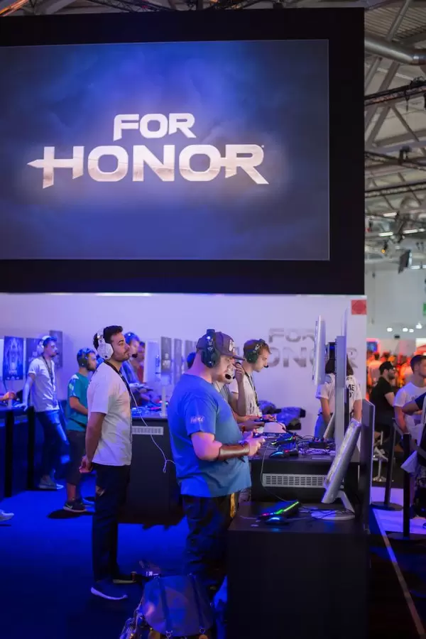 Gamer testen For Honor bei der Gamescom 2017