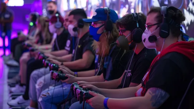 Gamer testen neue Spielekonsolen auf Gaming-Messe