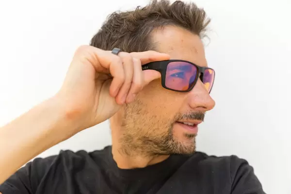 Gamer trägt Brille mit Blaulicht-Filter von Horus X. Porträt vor weißem Hintergrund