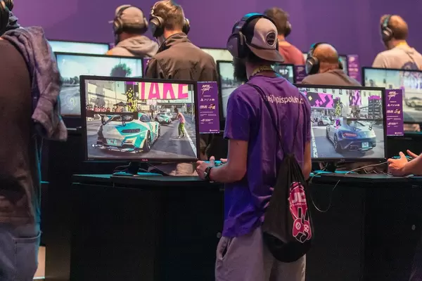 Gamer und Nerds in der EA-Area auf der Gamescom, beim spielen der Videospielserie Need for Speed