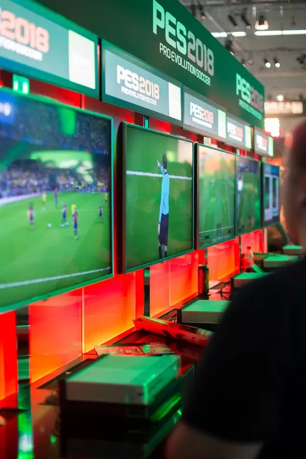 Gamer zocken PES 2018 Pro Evolution Soccer