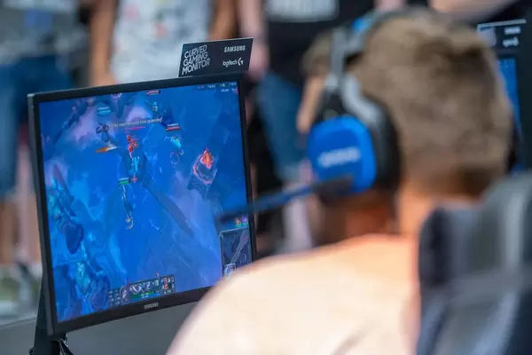 Gamer zockt auf einem Curved Gaming Monitor von Samsung