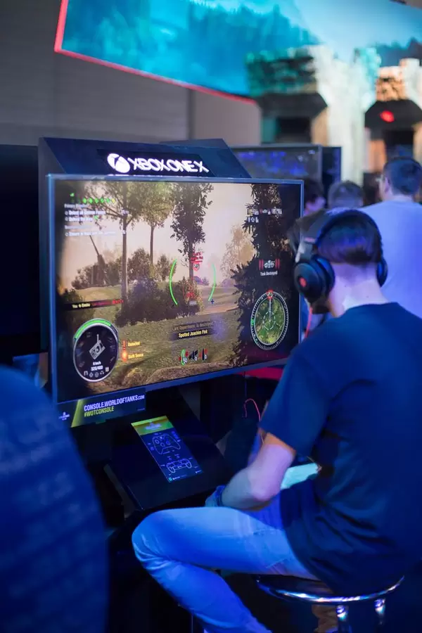 Gamer zockt World Of Tanks auf Xbox One X